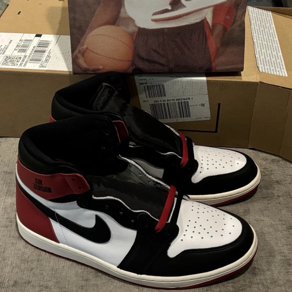Air Jordan 1 OG black toe